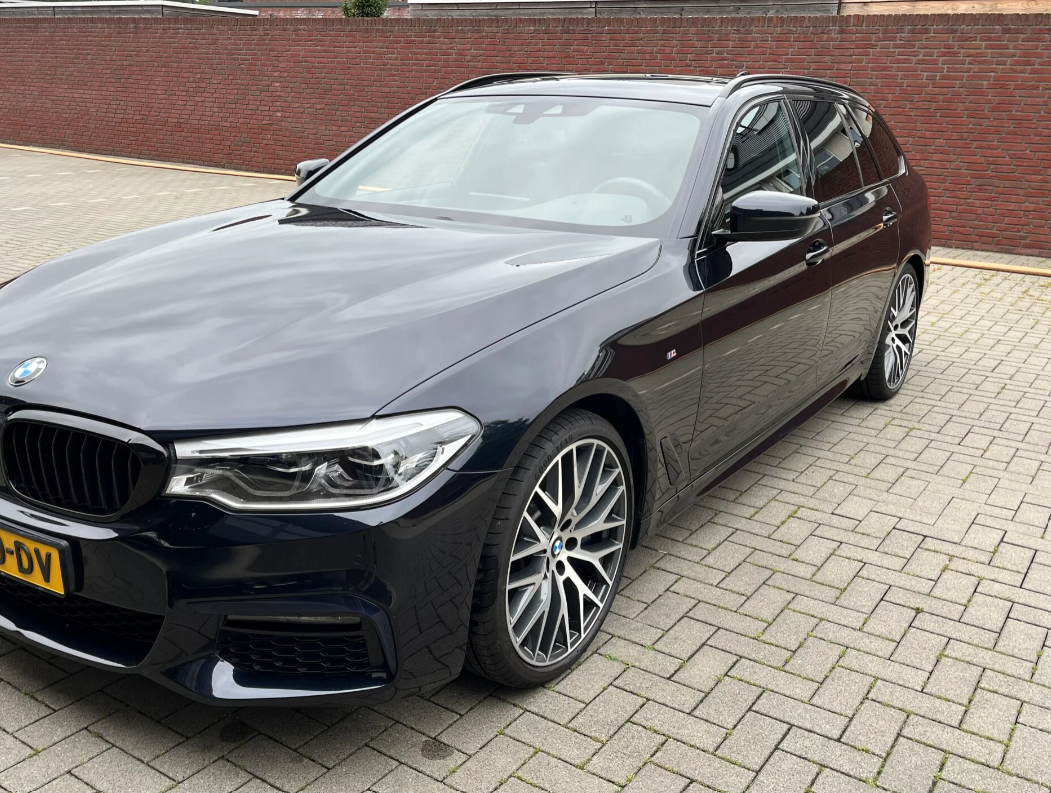 Gepolijste donkerblauwe BMW 5-serie Touring