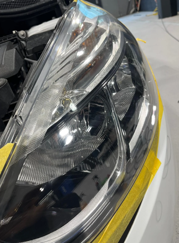 Gepolijste koplamp tijdens lakcorrectie