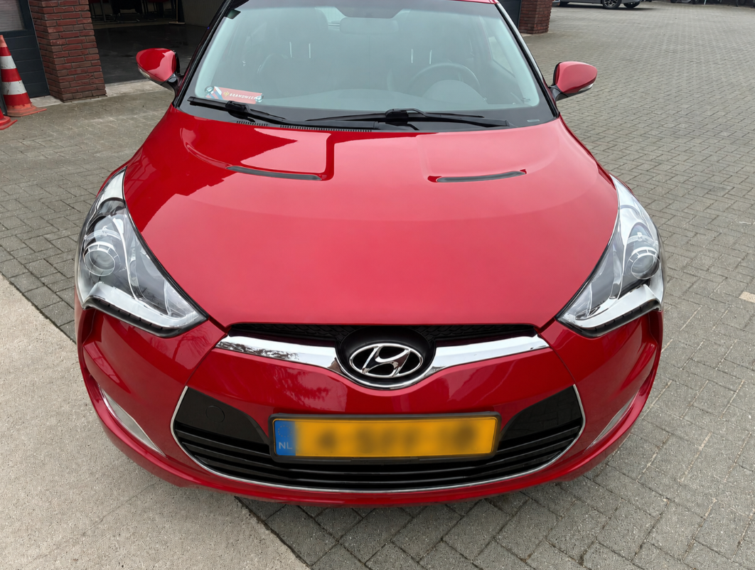 Rode Hyundai Veloster met hoogglans lak